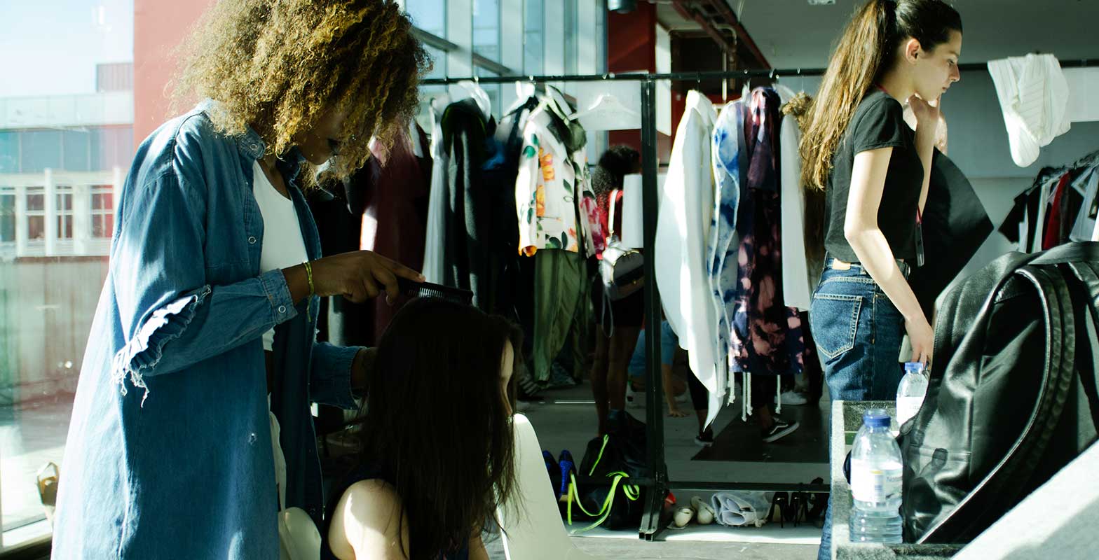 Três alunas na escola de Moda do Porto